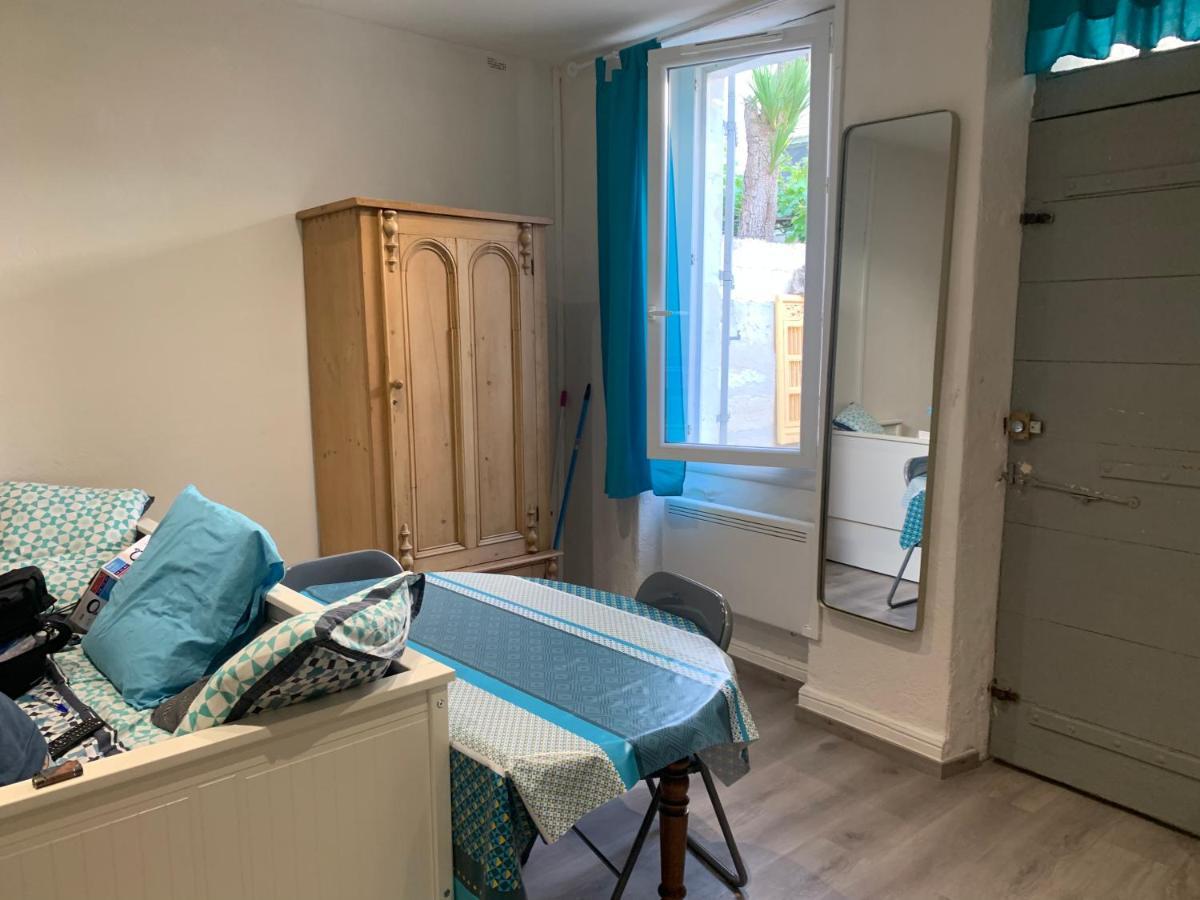 Studio Avec Cours Apartment Fourques  Luaran gambar